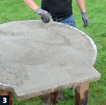 Pejsemørtel til muret pizzaovn fordeles Pejsemørtel til muret pizzaovn fordeles på bundplade